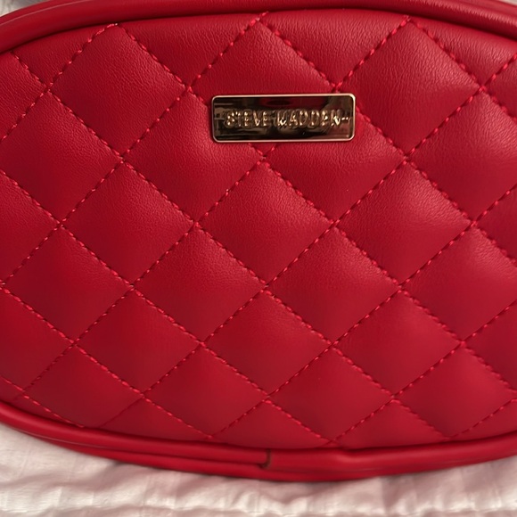 Red quilted fanny pack Steve Madden - Picture 2 of 11